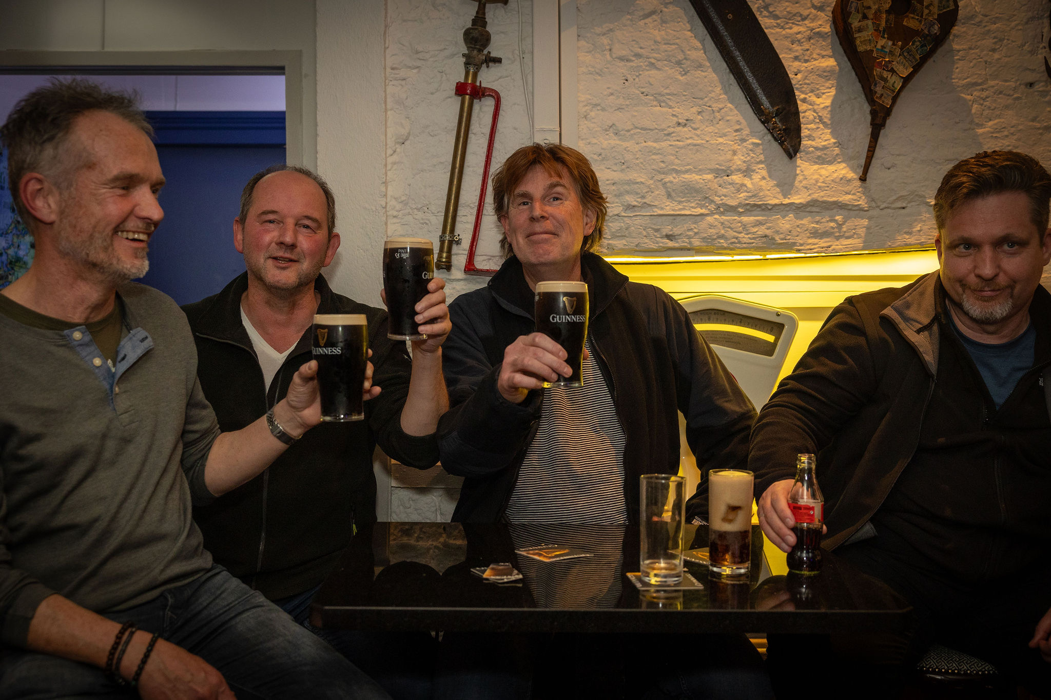 Anstoßen mit Freunden in einem irischen Pub