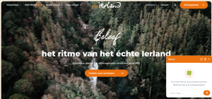 Luchtfoto van een dicht groen en bruin bos dat de geest van Sint Patrick oproept, met witte letters Beleef en vette Nederlandse tekst: het ritme van het échte Ierland. Een oranje knop zegt Ontdek onze rondreizen. De websitenavigatie en chatpopup zijn zichtbaar. | Echt Ierland Vakanties