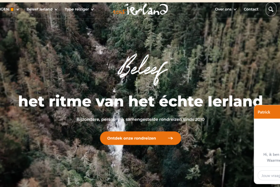 Luchtfoto van een dicht groen en bruin bos dat de geest van Sint Patrick oproept, met witte letters Beleef en vette Nederlandse tekst: het ritme van het échte Ierland. Een oranje knop zegt Ontdek onze rondreizen. De websitenavigatie en chatpopup zijn zichtbaar. | Echt Ierland Vakanties