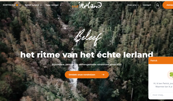 Luchtfoto van een dicht groen en bruin bos dat de geest van Sint Patrick oproept, met witte letters Beleef en vette Nederlandse tekst: het ritme van het échte Ierland. Een oranje knop zegt Ontdek onze rondreizen. De websitenavigatie en chatpopup zijn zichtbaar. | Echt Ierland Vakanties