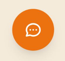 Een oranje ronde knop met een wit tekstballonnetje in het midden. Binnenin suggereren drie horizontale stippen een lopende chat-perfect om een gesprek te beginnen over Ontmoet Patrick Echt Ierland. De achtergrond is lichtbeige. | Echt Ierland Vakanties