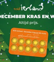 Feestelijke afbeelding met versierde kerstbomen, lichtjes en sterren. In het midden staat "DECEMBER KRAS EN WIN" met "Altijd prijs." Daaronder staat een oranje kraslot met gouden cirkels en Nederlandse tekst, waarmee een jubileumcadeautje vakantieprijs wordt gepromoot. | Echt Ierland Vakanties