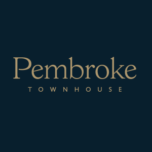 De afbeelding toont het logo voor Pembroke Townhouse, perfect als jubileumcadeautje. "Pembroke" staat in een groot, elegant schreeflettertype, met daaronder "TOWNHOUSE" in kleinere, uit elkaar geplaatste hoofdletters, alles tegen een donkere achtergrond. | Echt Ierland Vakanties